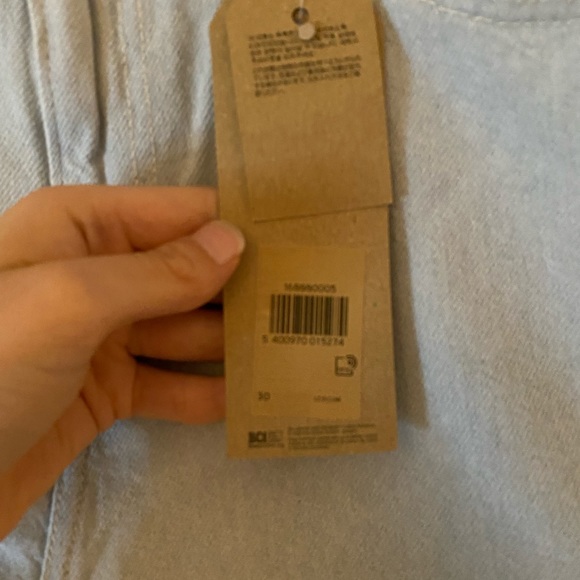 Levi’s mom short jeans never worn! Size 30 - Picture 5 of 5